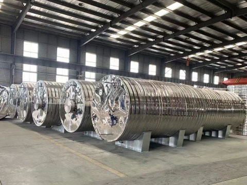 Horizontal round stainless steel water tank