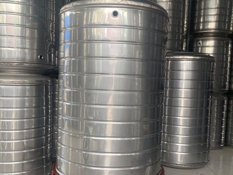 Vertical stainless steel water storage tanks of different capacities