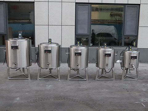 Vertical milk refrigeration tank
