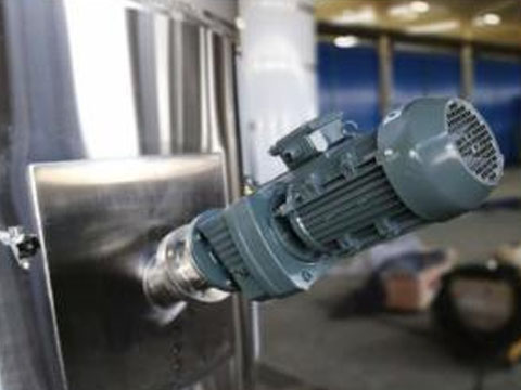 Bottom-side stirring device