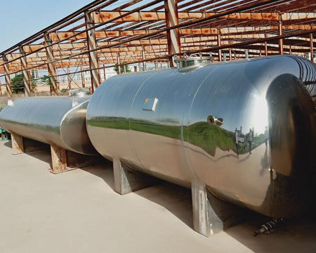 Horizontal stainless steel wine storage tank