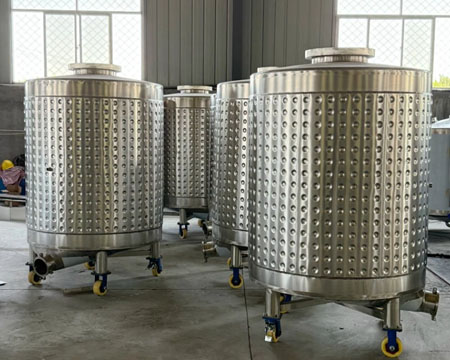 Mobile wine fermentation tank