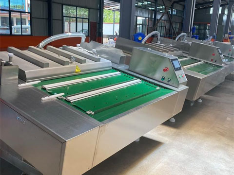 Completed rolling vacuum packaging machine