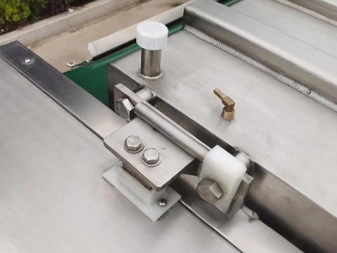 Sliding connection device