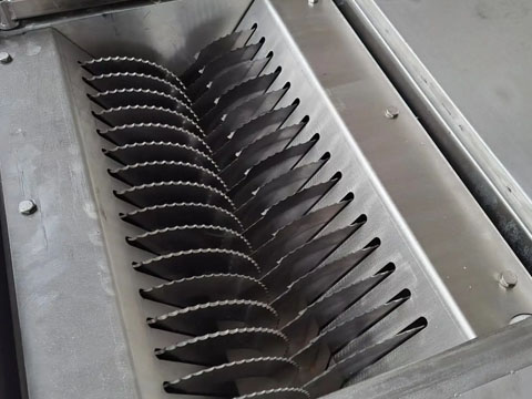 diamond-shaped saw blade