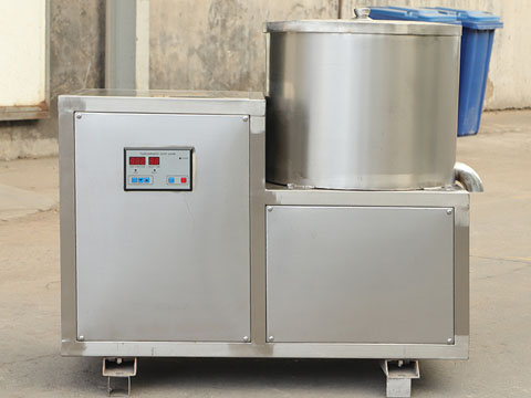 Centrifugal dehydration and deoiling machine