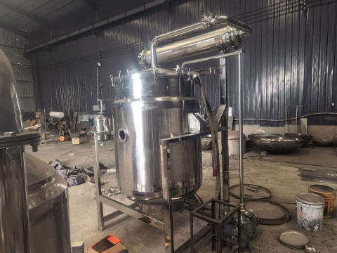 Essential oil extraction equipment