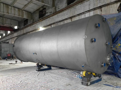 Horizontal stainless steel storage tank
