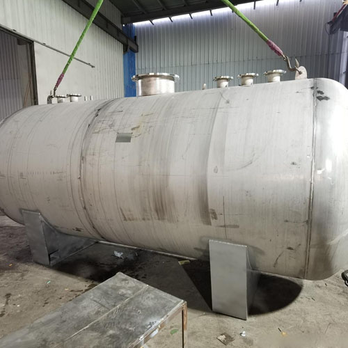Horizontal stainless steel pressure tank