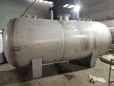 Large stainless steel pressurized water tank