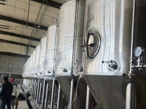 Large-scale wineries install stainless steel tanks