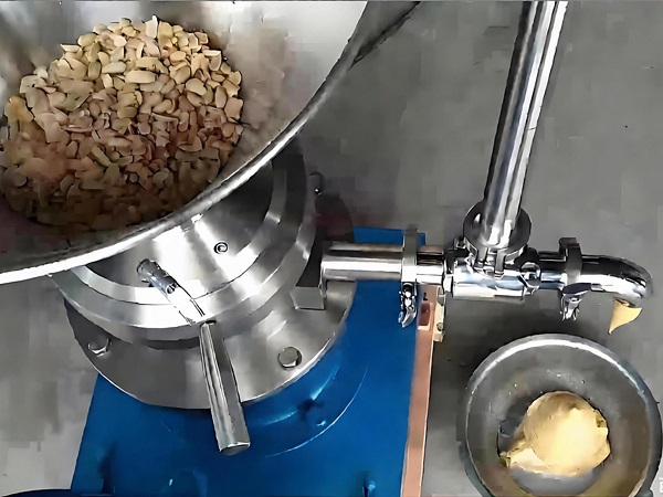 In de fabriek wordt een speciaal gebouwde commerciële colloïdmolen getest voor het malen van pindakaas.
