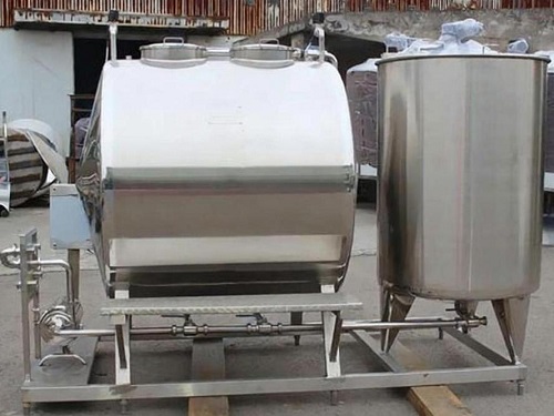 Side by side comparison of an integrated and a split CIP cleaning tank system