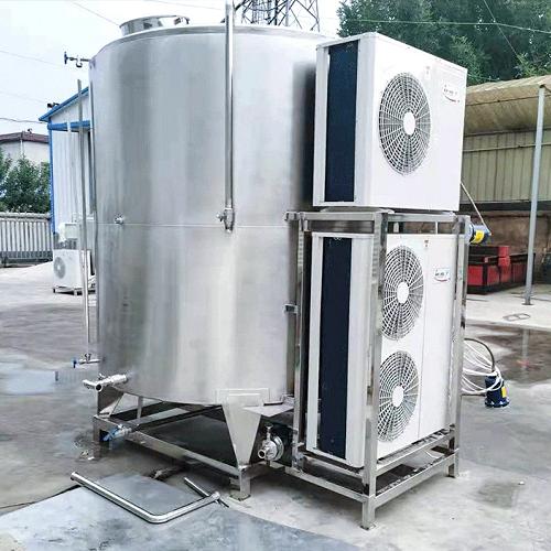 Large capacity vertical milk refrigeration tank