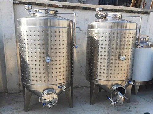 Discharge port of wine fermentation tank