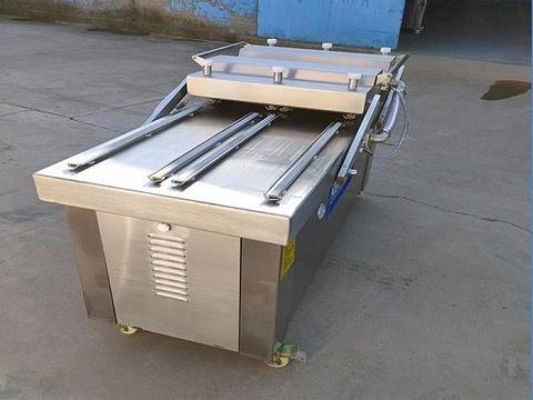 Double chamber vacuum packaging machine with two chambers running inalternation for higher throughput