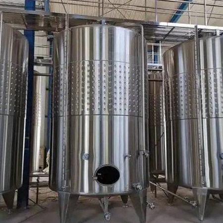 Flat bottomed cylindrical wine fermentation tank