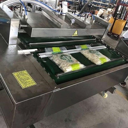 The dual chamber vacuum packaging machine is working