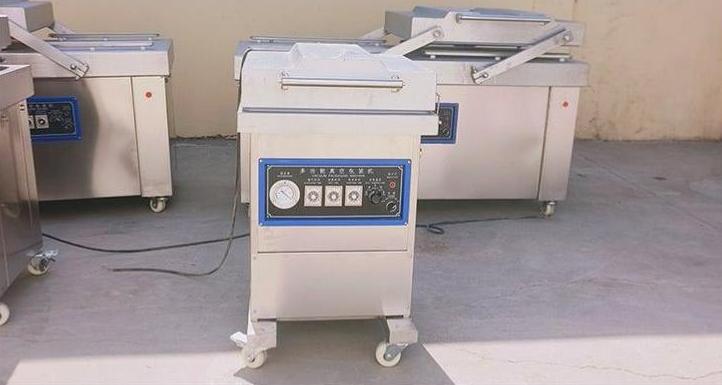 Three types of vacuum packaging machines in a food factory, single chamber, double chambe vacuum packaging machine