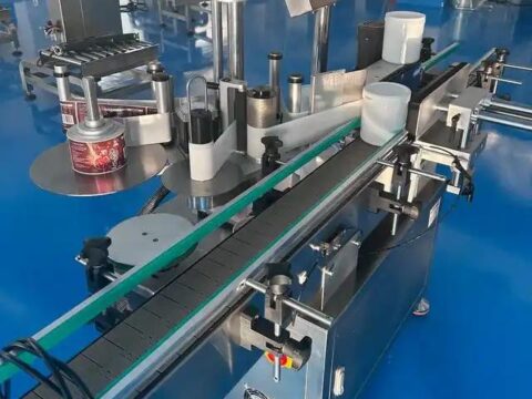 Automatic vertical round bottle labeling machine with servo drive labeling bottles at speed