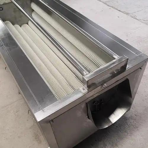 Batch-fed bristle roller washing machine loaded with a set amount of root crops before washing