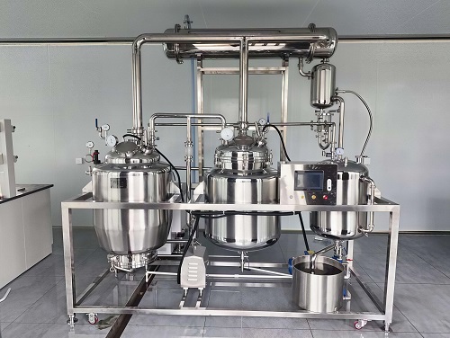 Cutaway of a multifunction herb extraction tank showing the jacket, agitator,condenser, and CIP spray ball