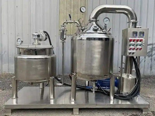Cutaway showing the mixing heating tank, filter, vacuum concentrator, and condenser of a Honey Concentrator Machine