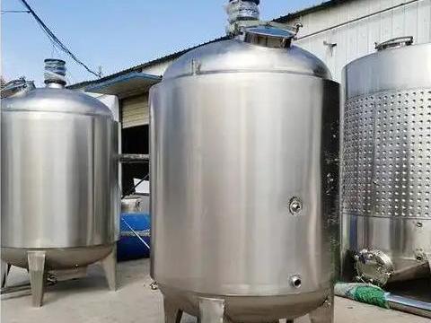 Jacketed stainless steel mixing tank heating and cooling a batch through the circulating medium