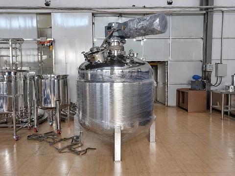 Stainless steel jacket mixing tank prepared for packaging in the workshop