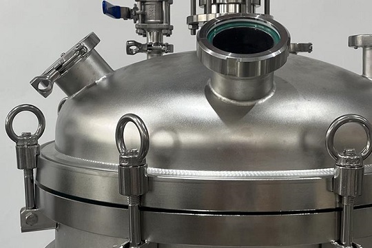 Stainless steel reactor vessel used for mixing and heating a food or chemical batch